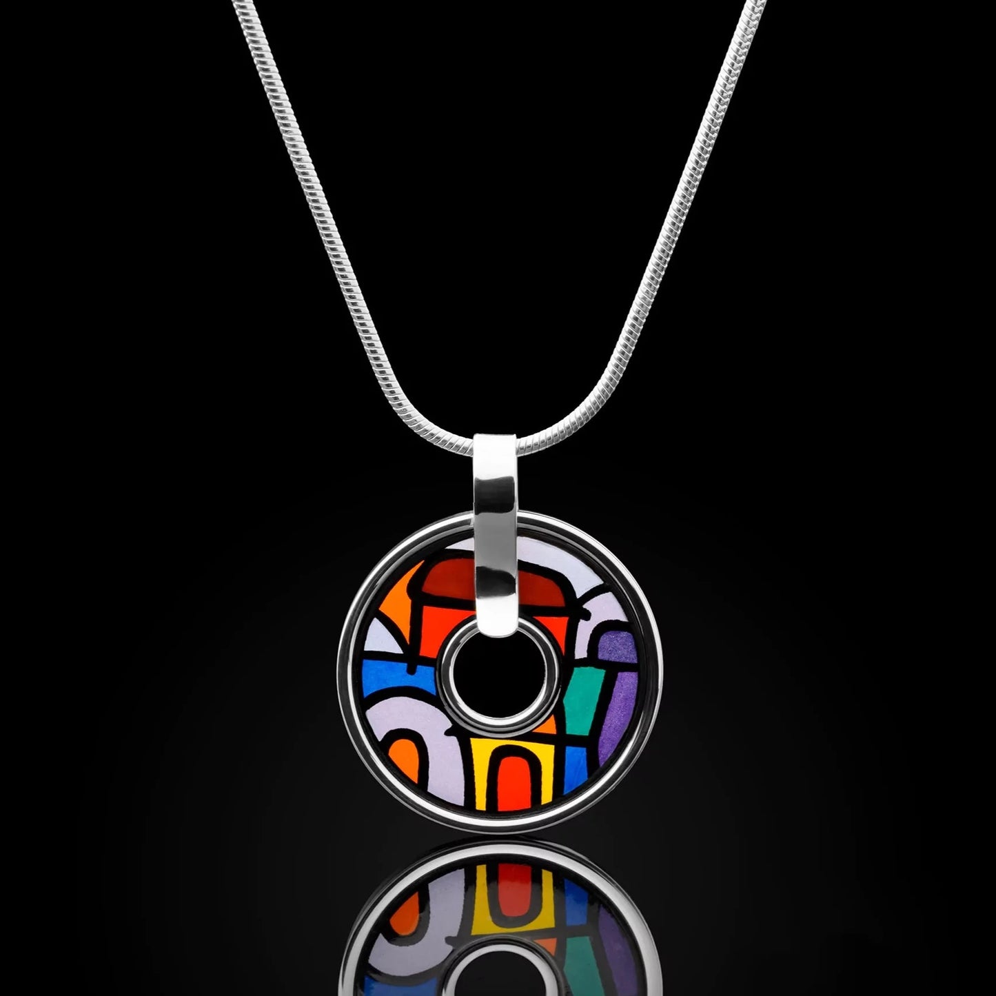 Elegancki wisiorek z emalii jubilerskiej pokrytej 18K złotem. W podstawie dizajnu - obraz Friedensreicha Hundertwassera "Hiszpańskie noce".