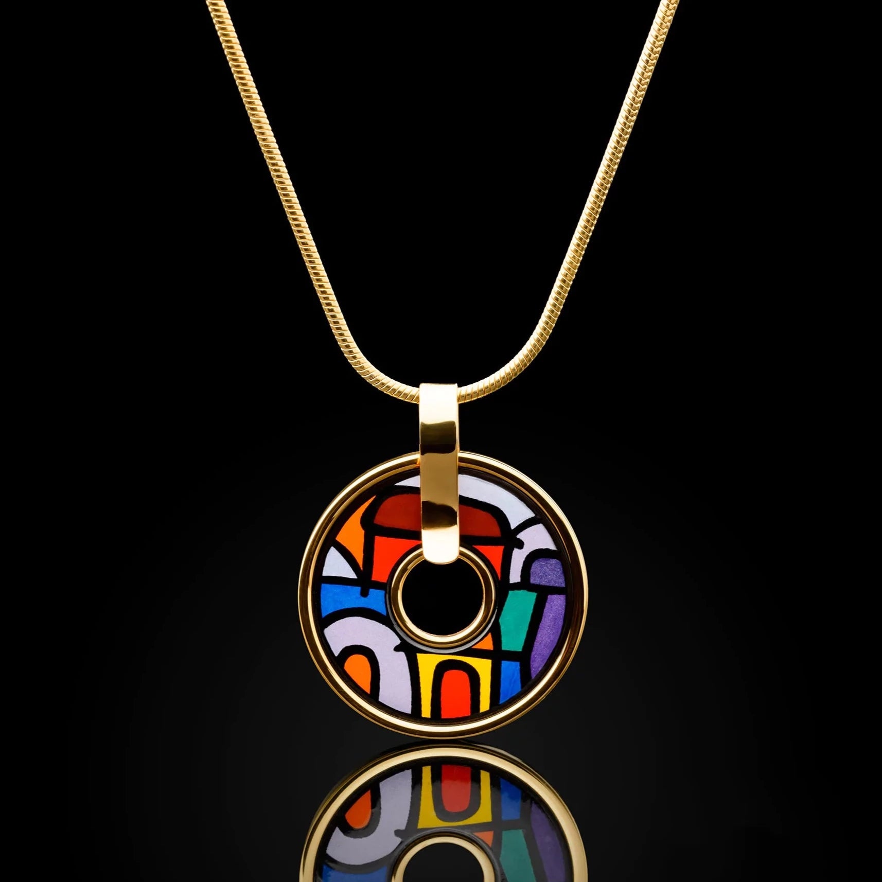 Elegancki wisiorek z emalii jubilerskiej pokrytej 18K złotem. W podstawie dizajnu - obraz Friedensreicha Hundertwassera "Hiszpańskie noce".