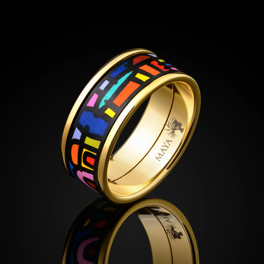 Elegancki pierścionek z emalii jubilerskiej pokrytej 18K złotych. W podstawie dizajnu - obraz Friedensreicha Hundertwassera "Noce hiszpańskie".